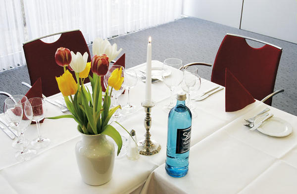 Gedeckter Konferenztisch in der Kongresshalle 