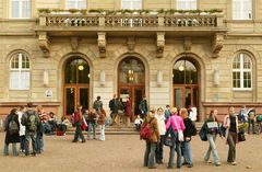 Hauptgeb&auml;ude der Universit&auml;t, Foto: Rolf K. Wegst