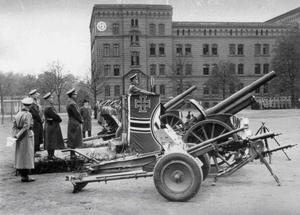 Milit&auml;rkundgebung