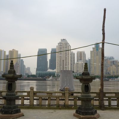Wenzhou in China - Blick über einen Fluss auf Hochhäuser
