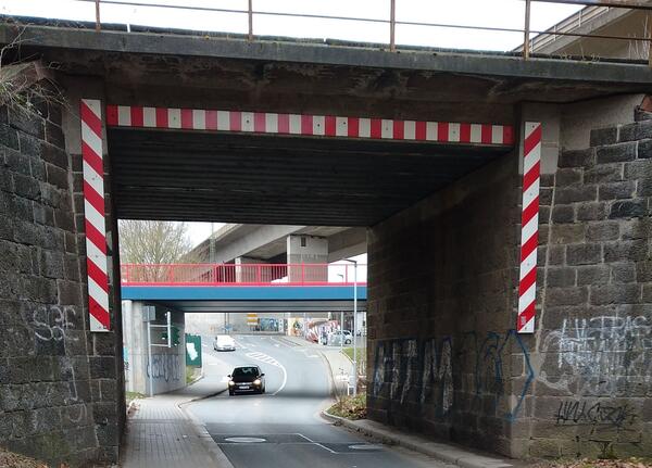 Alte Bahn�berf�hrung in der Lahnstra�e im Juni 2024
