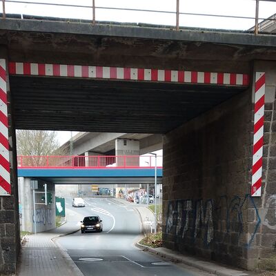 Alte Bahn&uuml;berf&uuml;hrung in der Lahnstra&szlig;e im Juni 2024