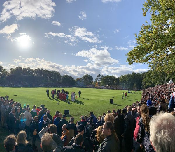 Zuschauer im Waldstadion beim Spiel FC Gie�en - Eintracht Frankfurt 2019