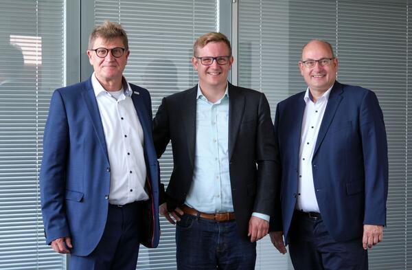 Der SWG-Aufsichtsratsvorsitzende Alexander Wright (Mitte) stellte das neue Vorstands-Duo der SWG vor: Matthias Funk (links) wurde als Technischer Vorstand vorzeitig wiederbestellt. Andreas Herga� tritt sein neues Amt als Kaufm�nnischer Vorstand am 1. September 2024 an.