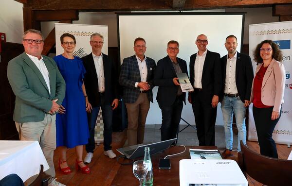 Gruppenbild Mitglieder der AG Interkommunale Zusammenarbeit "Digitale Kommune@hessen" im Juni 2024 - v.l.n.r.:
Lothar Happ - Leiter Hauptamt Stadt Fulda
Dr. Nicole P�ttgen - Fachbereichsleitung Stadt Marburg
J�rg Wagner - Projektleiter Total Digital Stadt Gie�en
Manfred Wagner - Oberb�rgermeister Stadt Wetzlar
Frank-Tilo Becher - Oberb�rgermeister Stadt Gie�en
Dr. Walter Fischedick - Ministerialdirigent Land Hessen
Martin Wilhelm - Stadtk�mmerer Stadt Offenbach
Silke Derichs - Leiterin Hauptamt Stadt Limburg a. d. Lahn