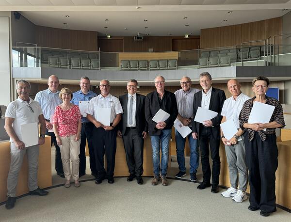 Bild: v.l.: Giuseppe Totaro (Ordnungsamt), Dirk Florian Greifenberg (Amt f�r Brand- und Bev�lkerungsschutz), Bettina Nachtigall (Schulverwaltungsamt), Carsten Trittin (Ordnungsamt), Markus Bohl (Amt f�r Brand- und Bev�lkerungsschutz), Oberb�rgermeiste Frank-Tilo Becher, Alexander Horn (Jugendamt), Manfred Drexler (B�ro f�r Magistrat, Information und Service), Clemens Abel (MWB - Mittelhessische Wasserbetriebe), Stefan Becker (Amt f�r Informationstechnik) und Eva Salzmann (Ordnungsamt).