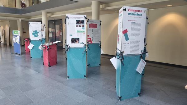 Ausstellung zusammen:schrauben im Atrium des Rathauses