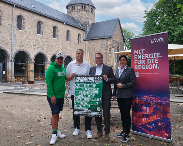 Gruppenbild vor dem Kloster Schiffenberg bei einem Pressetermin im Rahmen der Kooperation beim Gie�ener Kultursommer 2024 (von links): Dennis Bahl und Markus Urich, die beiden Gesch�ftsf�hrer des Konzertb�ros Bahl, Ulli Boos, Unternehmenssprecher der SWG, und Stephanie Orlik, verantwortlich f�r das Sponsoring bei den SWG.