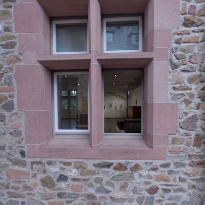 Blick durch ein Fenster in das Obehessische Museum