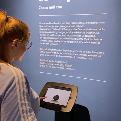 An einem Tablet im Oberhessischen Museum k�nnen 3D-Objekte unter die Lupe genommen werden