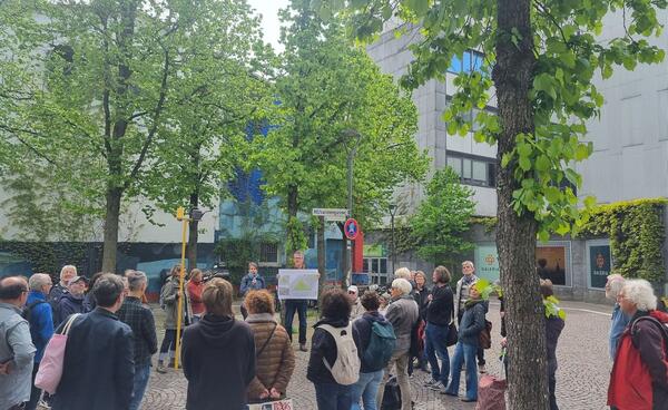 Kerstin Stingl, Leiterin des Amtes f�r Umwelt und Natur, stellt eine geplante Ma�nahme im Sinne des "Schwammstadt�-Prinzips vor