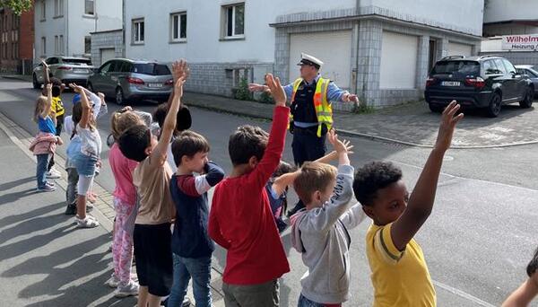 Lars Wiegandt erkl�rt Gie�ener Schulkindern den sicheren Schulweg