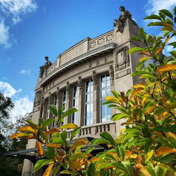 Stadttheater im Herbst