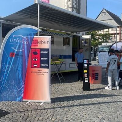 Stand der Abteilung "Pr&auml;vko" des Ordnungsamts auf dem Kirchenplatz
