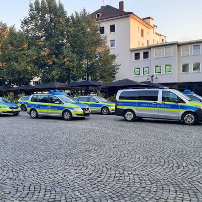 Fahrzeuge der Ordnunspolizei am Kirchenplatz