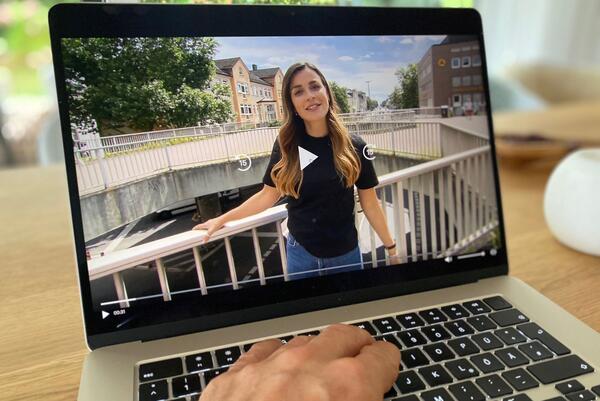 Laptop mit Filmbeitrag von RTL Hessen-Reporterin Bella Christophel