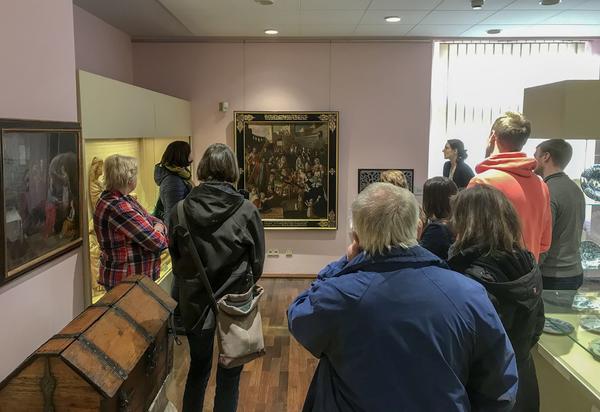 Besucher bei der "Kunstpause" im Alten Schloss