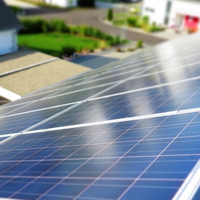Photovoltaik-Module auf einem Dach in einem Wohngebiet