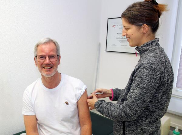 Gesundheitsdezernent Frank Ide erh�lt die Grippeschutzimpfung von Dr. Sophie Ruhrmann, �rztliche Leiterin des Gesundheitsamtes.