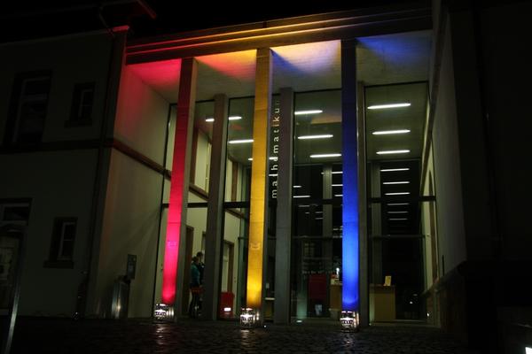 Eingang des Mathematikums bunt illuminiert