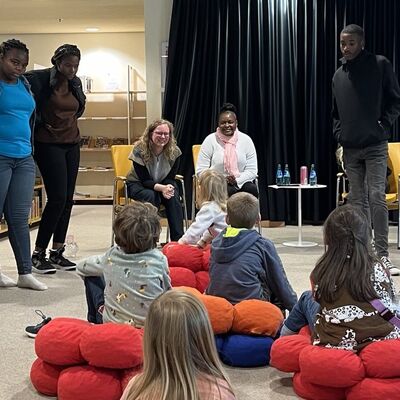 Kinderlesung mit Tunaiye Uapingene aus Windhoek in der Stadtbibliothek
