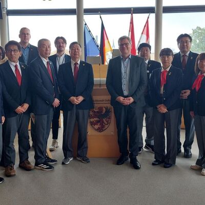 Oberb�rgermeister Frank-Tilo Becher (Bildmitte, rechts) und Sportamtsleiter Tobias Erben (ganz hinten links) mit der Delegation der Japan Junior Sport Clubs Association (JJSA)