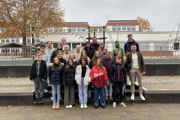 Gruppenbild mit Sch�lern der Klasse 6c der Gesamtschule Gie�en Ost - h.v.l.n.r. Elke Kurth (Ko-Klassenlehrerin der Klasse 6c), Karin Lellek (Beauftragte f�r Verkehrserziehung), Francesco Arman (Schuldezernent der Stadt Gie�en), Hannes van der Heyden (Planersociet�t), Schulleiter Dr. Frank Reuber sowie Sch�lerinnen und Sch�ler der 6c