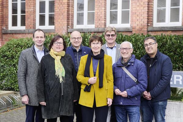 Gruppenbild vor dem B�rgerhaus R�dgen zur Inbetriebnahme der PV-Anlage im November 2024: (von links): Wladislaw Krenz und Jutta M�ller, Gesch�ftsf�hrung der MIT.GIESSEN GmbH, Andreas Herga�, Kaufm�nnischer Vorstand der SWG, Stadtr�tin Astrid Eibelsh�user, Matthias Funk, Technischer Vorstand der SWG, Sadullah G�lec, Gesch�ftsf�hrer der Stadthallen GmbH, und deren Technischer Leiter Mehran Michel.