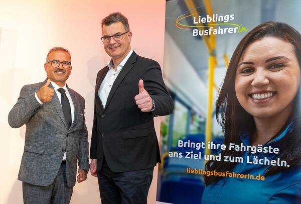 Freuen sich �ber die Wahl in Deutschlands Top-25 der Lieblingsbusfahrerinnen und -busfahrer: Enver Dar (links) und MIT.BUS-Gesch�ftsf�hrer Mathias Carl 2024 in Berlin