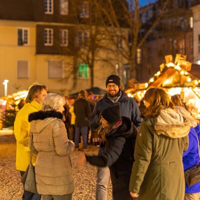 Gruppe auf dem Weihnachtsmarkt am Kirchenplatz