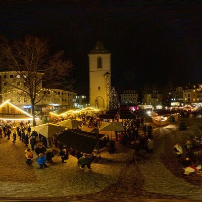 Weihnachtsmarkt am Kirchenplatz (Weitwinkelaufnahme)