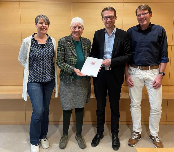 Staatssekret�r Michael Ruhl �bergibt den Zuwendungsbescheid an Umweltdezernentin Gerda Weigel-Greilich. Links Kerstin Stingl (Amtsleiterin Umweltamt), rechts Christian Eschenbrenner (Stellv. Amtsleiter)