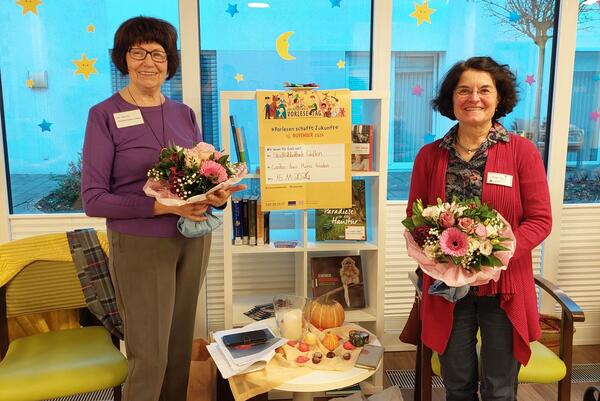 Sofia Ott und Birgit Koch am bundesweiten Vorlesetag 2024 in einem Gieener Seniorenheim