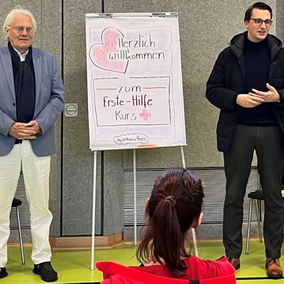 Sportkreisvorsitzender Heinz Zielinski (l.) und Sportdezernent Christopher Lipp begr��en die Teilnehmenden der interkulturellen �bungsleiterausbildung zum Erste-Hilfe-Kurs