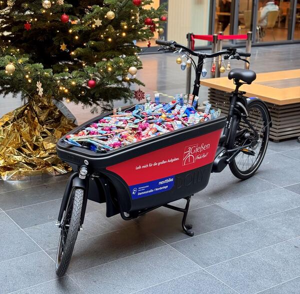 Lastenrad von Nextbike gef�llt mit Weihnachtsschokolade