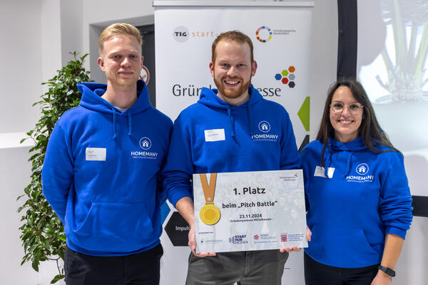 Sieger des �Pitch Battle�: Das Team von �Homemany� rund um Gr�nder Silvan Sch�nhofen (Mitte)