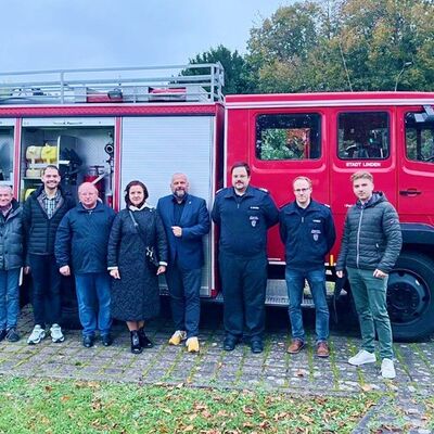 Ukrainische Partnerkommune erh�lt Feuerwehrauto und Notstrompakete vom Landkreis Gie�en: Die ukrainische Delegation rund um Tetiana Kuznetsova, Leiterin des Bezirksrats von Tschernihiw, konnte im Oktober bereits das Feuerwehrfahrzeug auf dem Gel�nde der Stadt Linden in Augenschein nehmen.