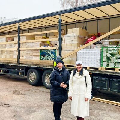 Ukrainische Partnerkommune erh�lt Hilfsg�ter vom Landkreis Gie�en: Die Lastwagen mit Sachspenden aus dem Landkreis Gie�en wurden am 9. Dezember 2024 in Tschernihiw von Bezirksratsleiterin Tetiana Kuznetsova (l.) und Lesja Maltseva (r.), Leiterin Angelegenheiten der Exekutive des Bezirksrats, in Empfang genommen.