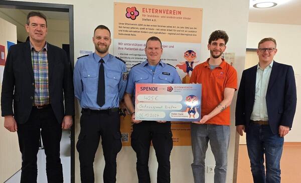 Gruppenbild - �bergabe einer Spende an den Elternverein der "Station Peiper": v.l. Dirk Drebes (Ordnungsamtsleitung), Mike Engler (Pr�vko), Lars Wiegandt (Pr�vko), Vertreter Elternverein, B�rgermeister Alexander Wright
