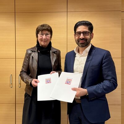 Wirtschaftsminister Kaweh Mansoori �berreicht F�rderbescheide aus den Programmen der St�dtebauf�rderung f�r die n�rdliche Weststadt und den Eulenkopf an Stadtr�tin Astrid Eibelsh�user