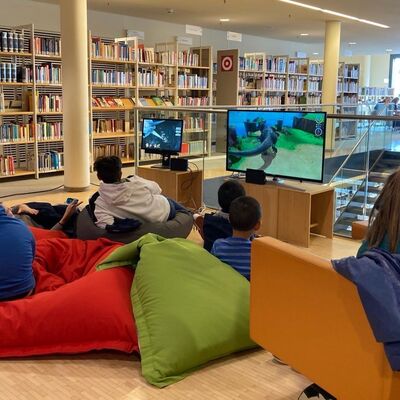 Jugendliche beim Time to play-Spielenachmittag in der Stadtbibliothek