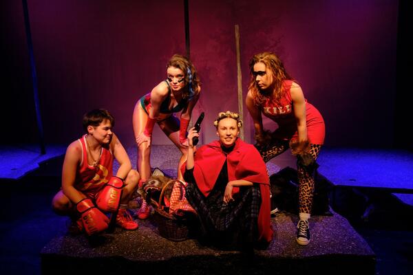 Jasha Eliah Deppe, Anna Huberta Pr�g, Dascha Ivanova, No�mie Ney im Stadttheater beim St�ck "W�lfinnen"