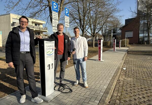 Baudezernent Christopher Lipp (v. l.), Andreas Vogt, Technischer Betriebsleiter des Servicebetriebs des Landkreises, und Maximilian Leger von den Stadtwerken Gie�en an Stromtankstelle bei der Zulassungsstelle im Bachweg