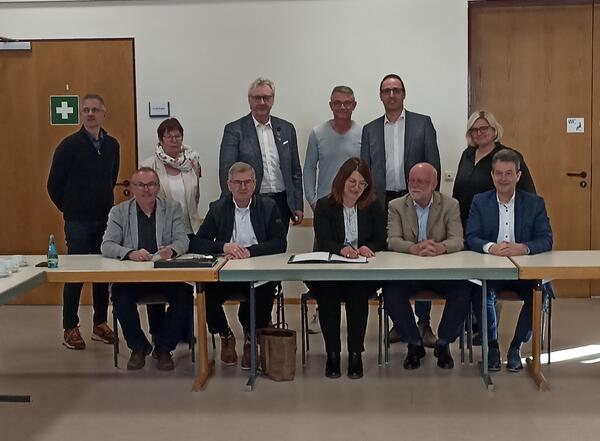 Gruppenbild bei unterzeichnung der Resolution an die Hessische Landesbahn und DB InfraGo AG