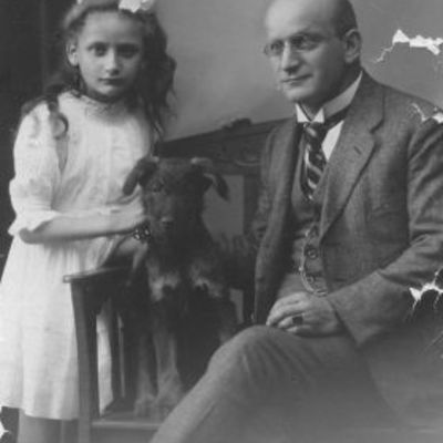 Landgrafenstraße 8 - Hugo Elsoffer, die zweite Tochter Ruth-Edith, geb. 1911, und Hund Fips