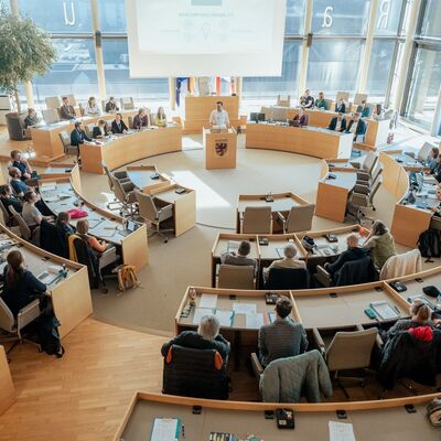 Im Sitzungssaal des Rathauses stimmen die Teilnehmenden �ber die konkreten Diskussionsthemen des Barcamps Sustainability ab