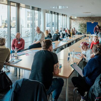 Die Teilnehmenden des Barcamps Sustainability diskutieren im Rathaus angeregt �ber die zahlreichen Themen des Barcamps