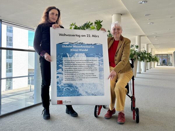 Bild von rechts: Stadtr�tin Gerda Weigel-Greilich und Marion Lorengel (Umweltamt) mit einem Plakat zum Weltwassertag
