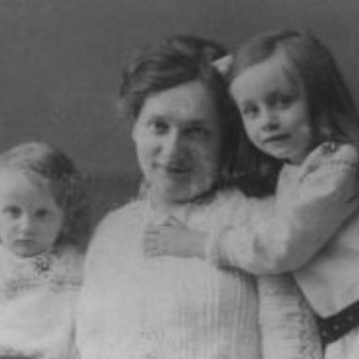 Landgrafenstra�e 8 - Johanna Elsoffer, geb. Rothenberger, mit den T�chtern Louise (rechts) und Ruth-Edith (links)