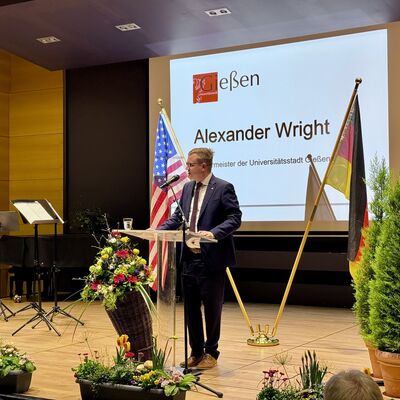 B&uuml;rgermeister Wright bei der Gedenkveranstaltung zum 80. Jahrestag der Befreiung Gie&szlig;ens von den Nationalsozialisten